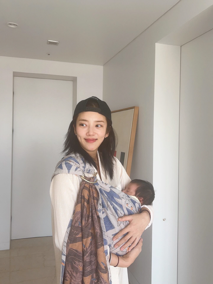 손담비, 출산 두 달인데 미모가…딸 안은 모습도 여신 화보[SCin스타]