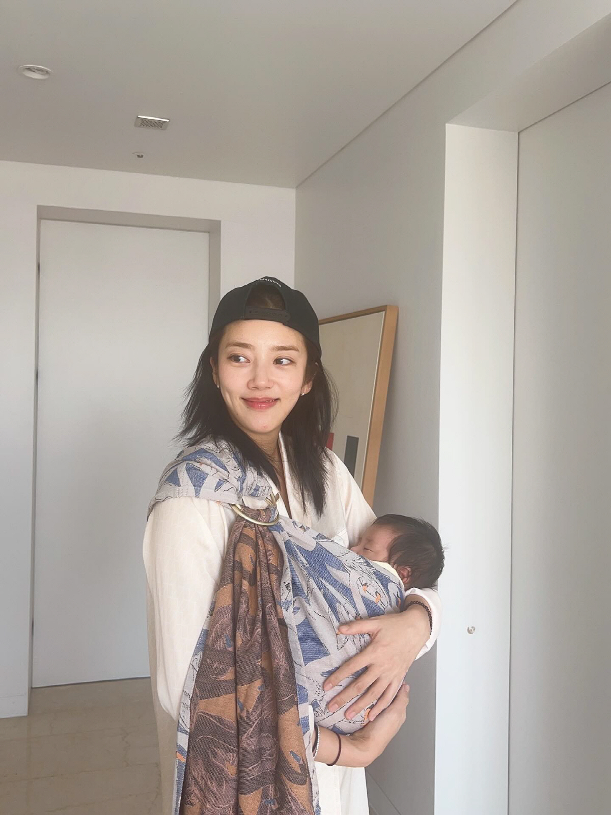 손담비, 출산 두 달인데 미모가…딸 안은 모습도 여신 화보[SCin스타]