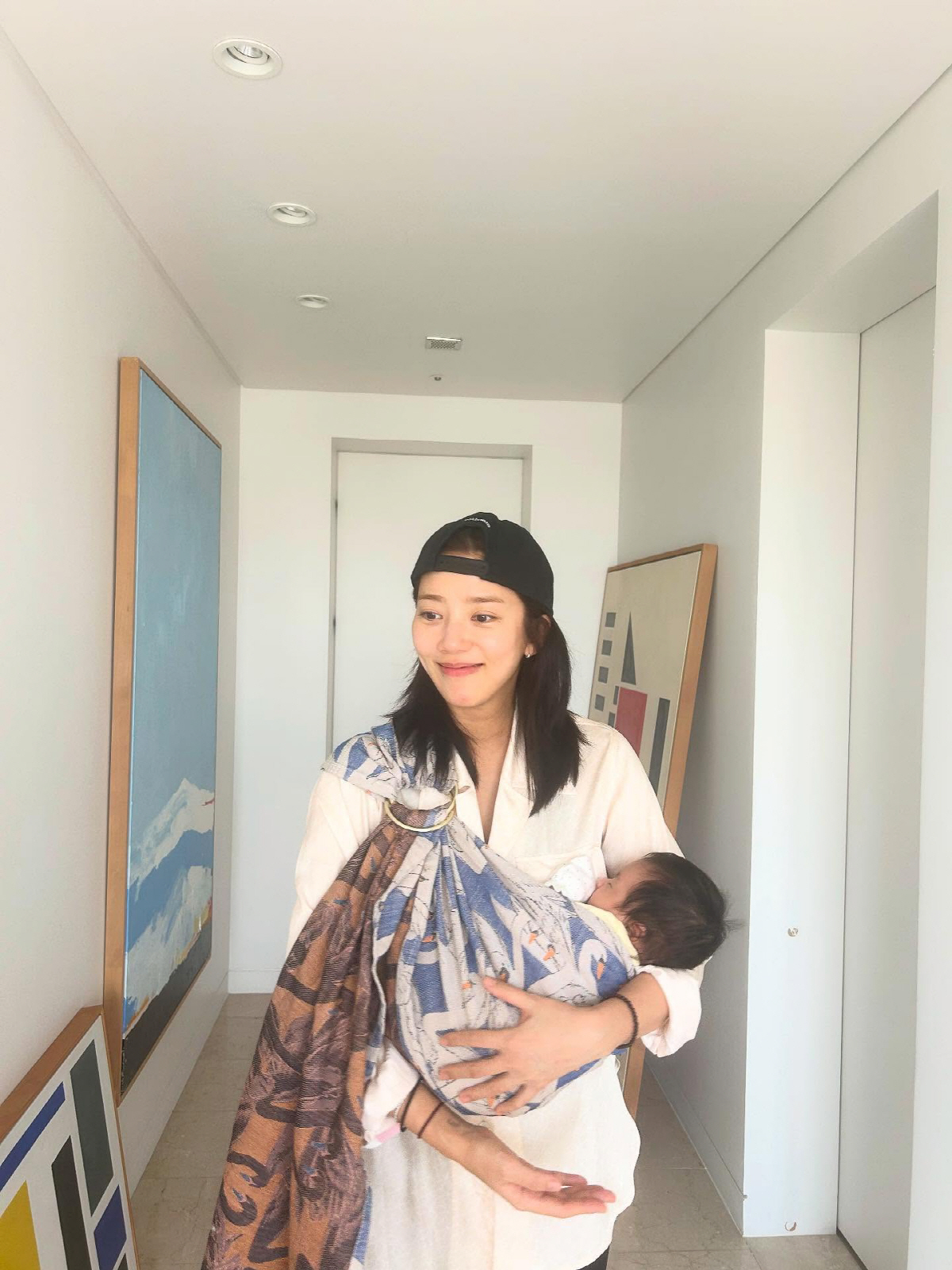 손담비, 출산 두 달인데 미모가…딸 안은 모습도 여신 화보[SCin스타]