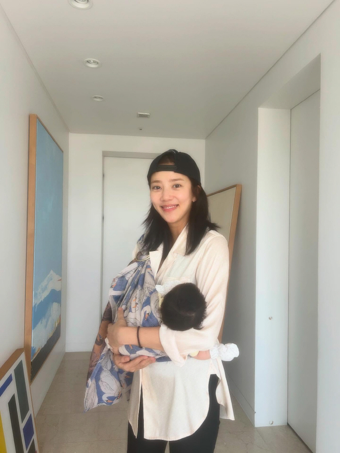 손담비, 출산 두 달인데 미모가…딸 안은 모습도 여신 화보[SCin스타]