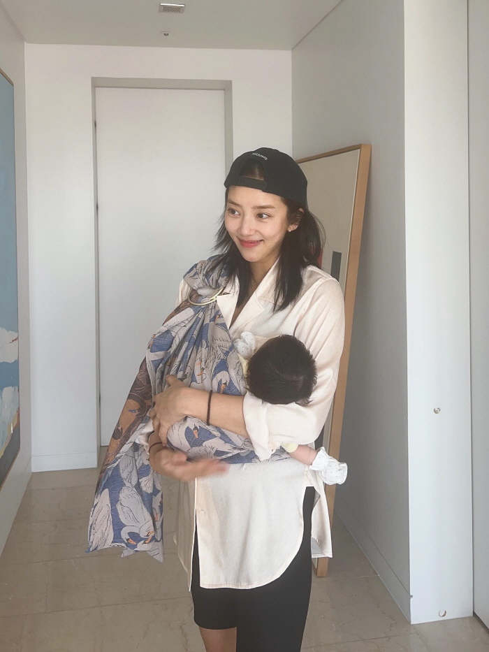 손담비, 출산 두 달인데 미모가…딸 안은 모습도 여신 화보[SCin스타]
