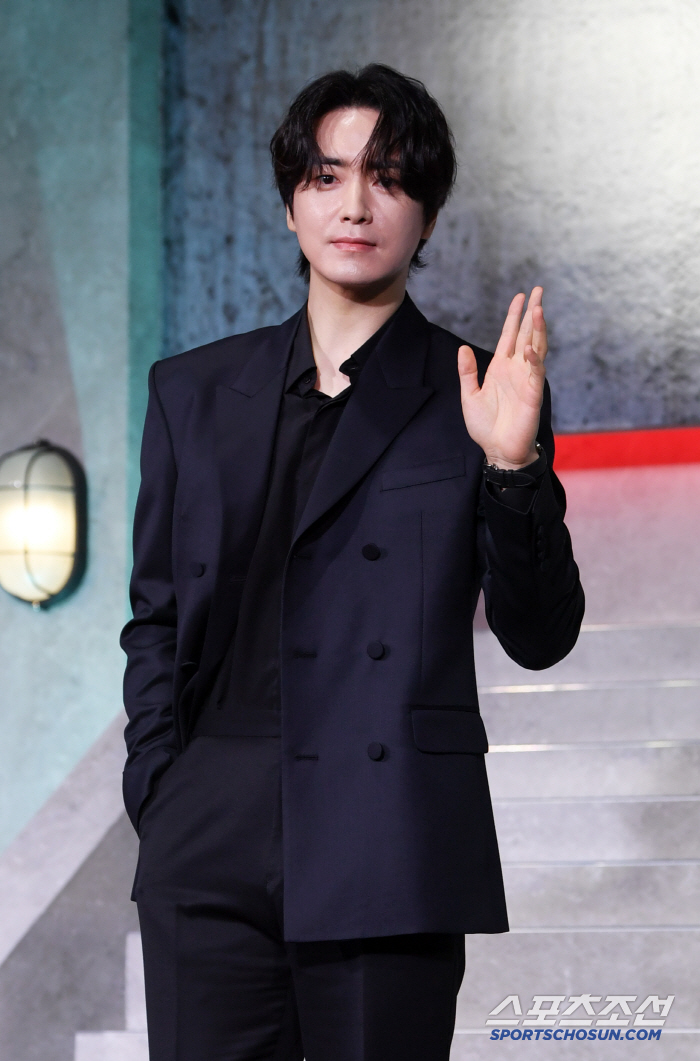 [포토] 이준혁 '넷플릭스 광장으로 인사'
