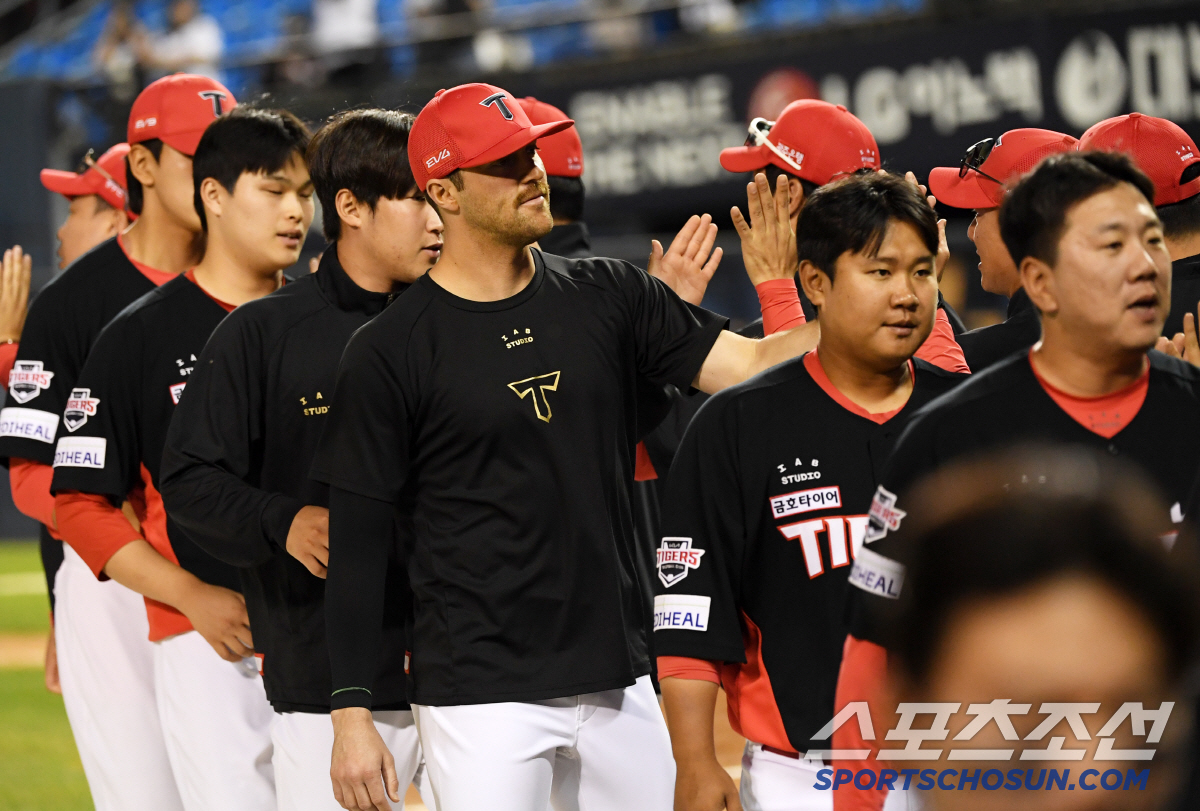 '빨갛게 부어오른 손등' 강습 타구에 맞고도 더 던지겠다던 네일...이런…