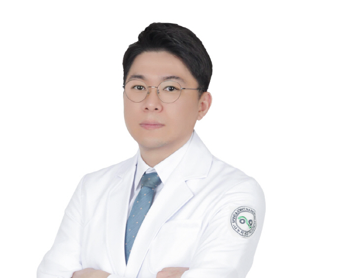 50대 아빠·10대 아들 동시에 '목 디스크', 원인 알고 보니…