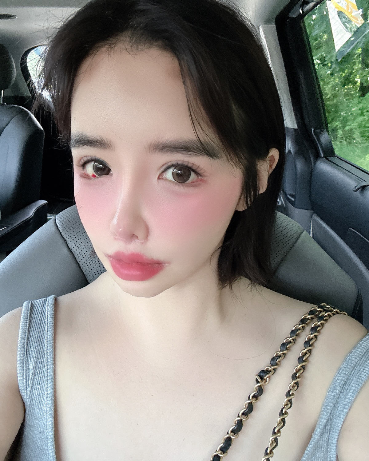 "美 2NE1 불참" 박봄, 사무실에서 놀고 있는 중?