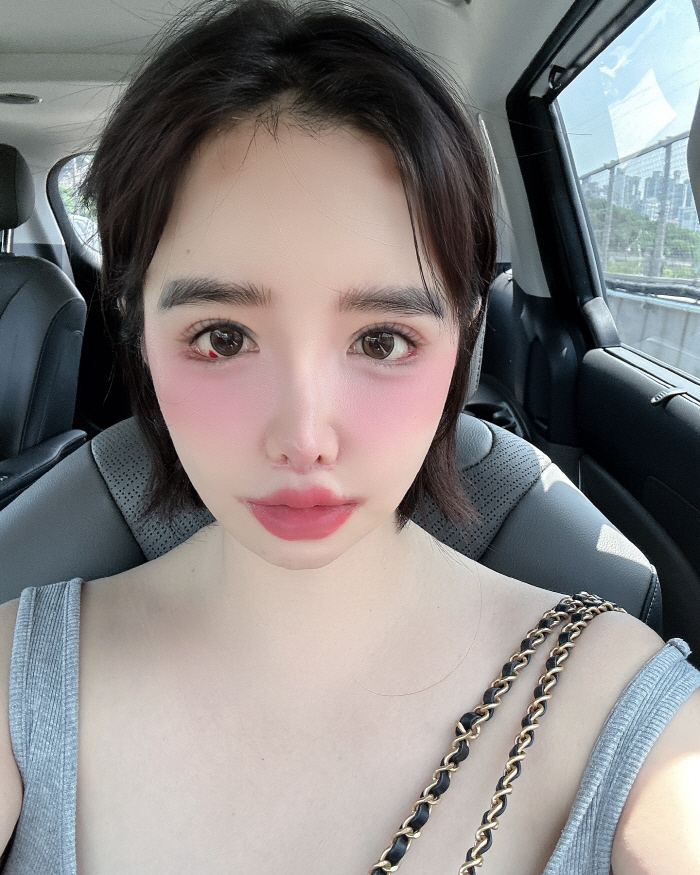 "美 2NE1 불참" 박봄, 사무실에서 놀고 있는 중?