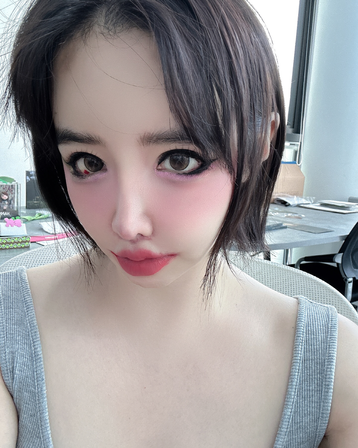 "美 2NE1 불참" 박봄, 사무실에서 놀고 있는 중?