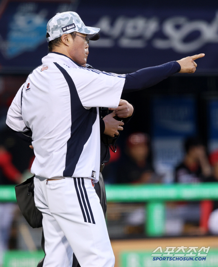 [포토] 조성환 감독대행 '김인태 체크스윙 어필'