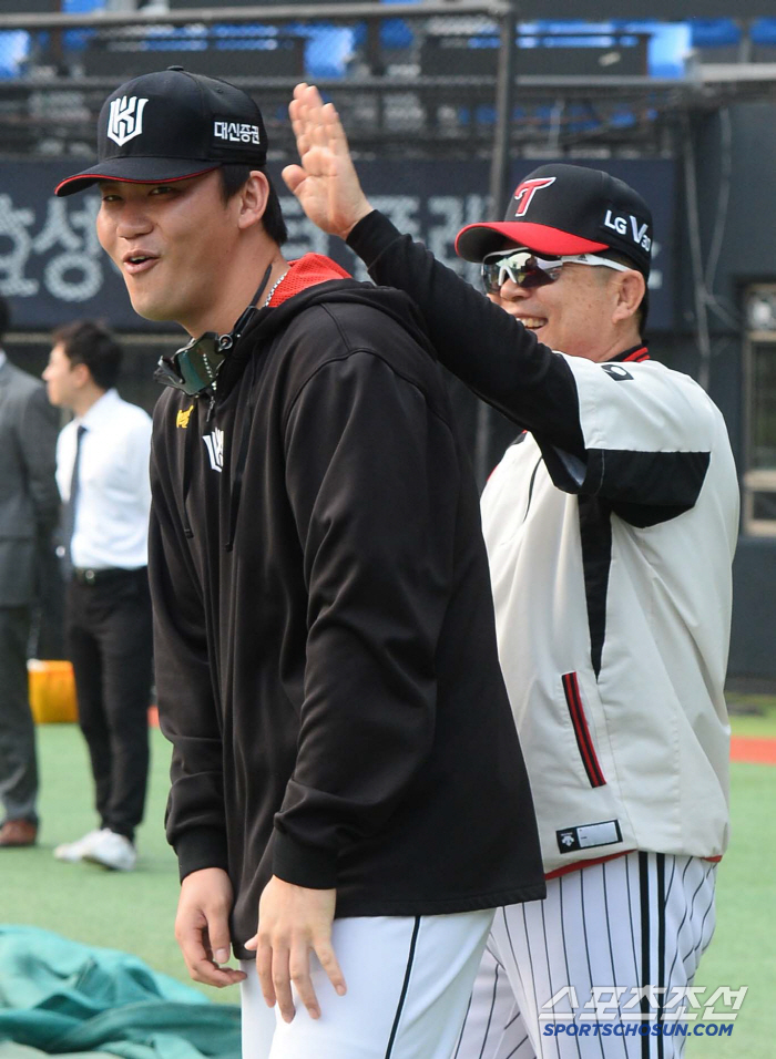 '스승님께 니킥?' 양상문 코치가 반가운 장성우의 격한 애정표현[대전 스…