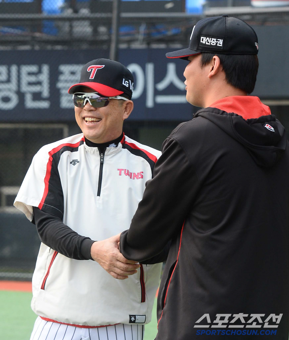 '스승님께 니킥?' 양상문 코치가 반가운 장성우의 격한 애정표현[대전 스…