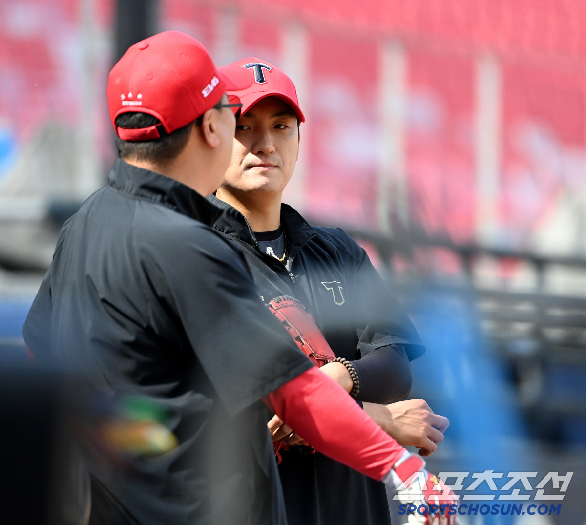 14일 광주KIA챔피언스필드에서 열린 롯데와 KIA의 경기, KIA 김도현이 이범호 감독과 이야기를 나누고 있다. 광주=허상욱 기자 wook@sportschosun.com/2025.05.14/