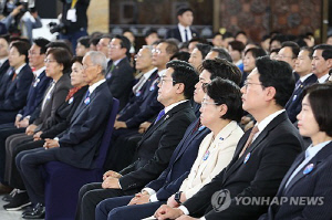 여야 지도부, 나란히 현충일 추념식 참석
