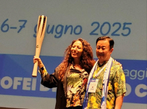 윤강로 원장, 2026 동계올림픽 조직위에 평창 성화봉 기증