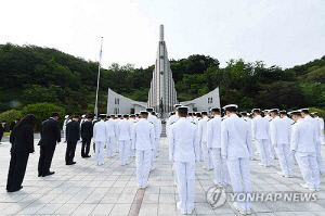 '호국영웅 헌신 기억' 진해 해군 지휘관, 현충일 충혼탑 참배