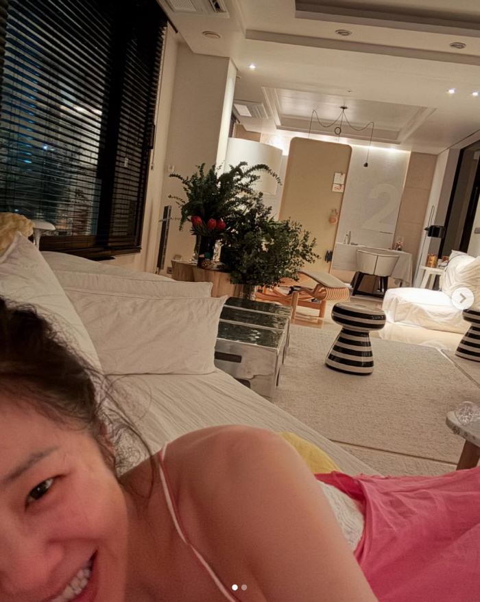 고현정, 으리으리한 자택 공개..침대 위 민낯+잠옷 셀카 "잘자요♥"