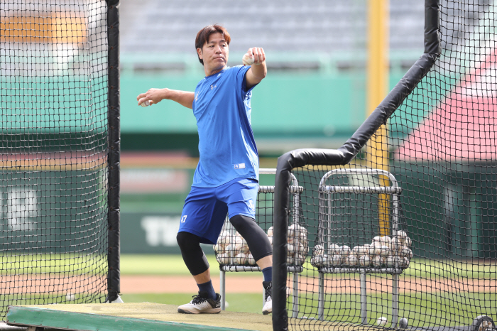 강민호가 투수로 변신했다고? 불혹의 포수가 나섰다…감독도 감탄한 "솔선수…