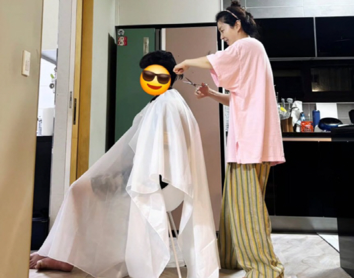 [SCin스타] ‘설경구♥’ 송윤아, 子 위해 미용실 오픈?…밤낮없는 엄마의 손길
