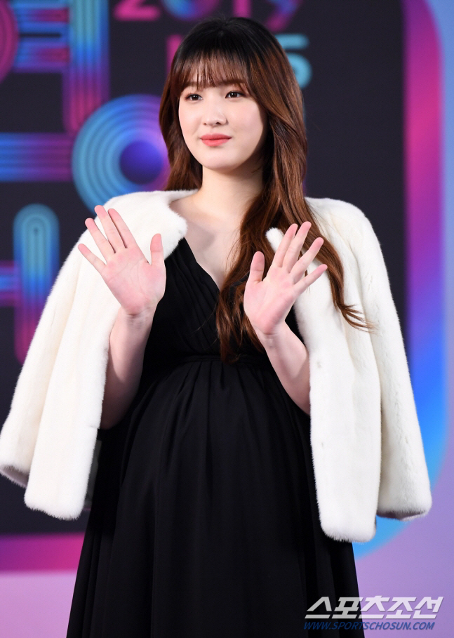 '이혼' 율희, 최민환과 결혼생활 또 언급 "엄마들은 신발만 신어도 웃는…