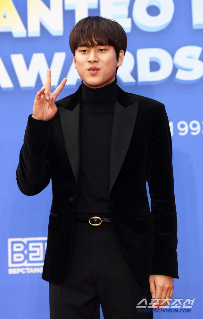 이무진에 "그만해라" 공연 중단 논란…사과문 2번 썼지만, 소속사 '강경…