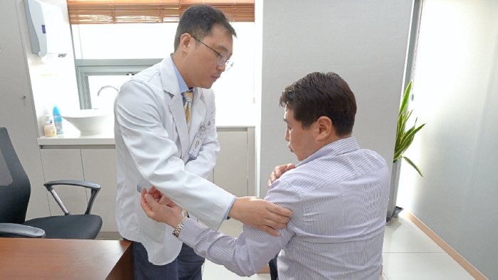 "오십견, 시간이 지나면 낫는다?"…반은 맞고, 반은 틀린 말