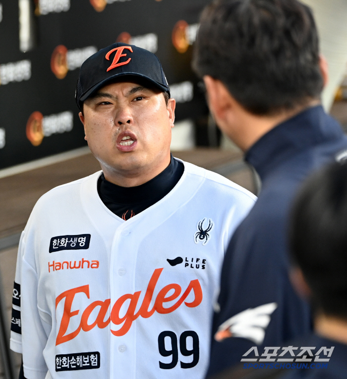 '뼈에서 내전근 떨어졌었는데' 류현진 자진 강판할 만했다, 6년 전 기억에 아찔했다