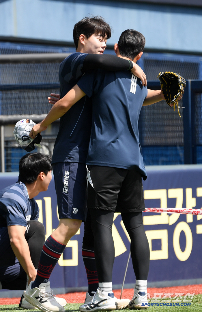 [포토] 고승민-김민석 '뜨거운 포옹'