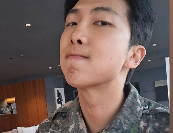 [SCin스타] '전역 임박' 방탄소년단 RM, 군복 셀카로 팬심 저격