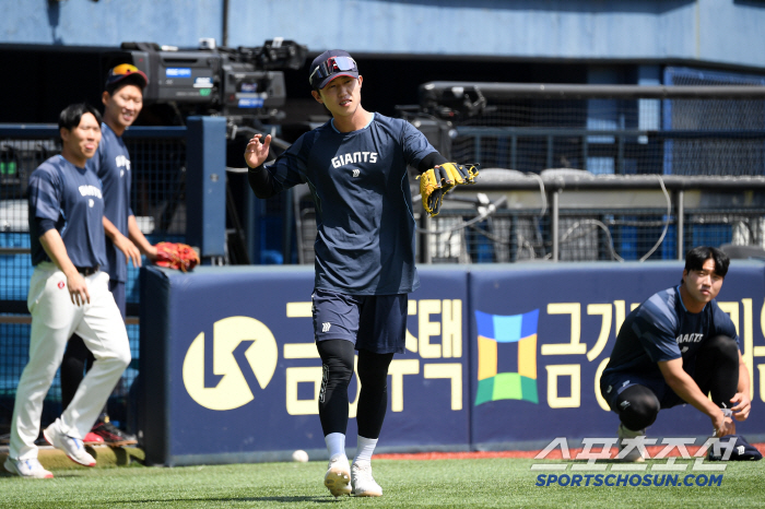[포토] 롯데 전민재 '두산 김민석 놀리기'