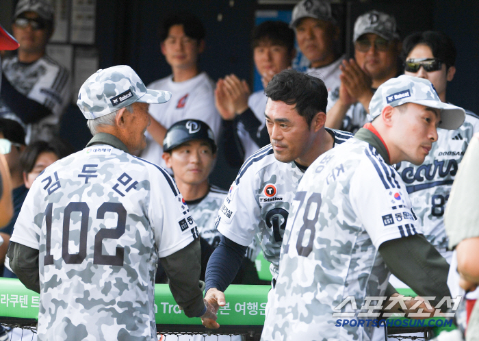 [포토] 김두만 공군 예비역 장군에게 깍듯하게 인사하는 조성환 감독대행