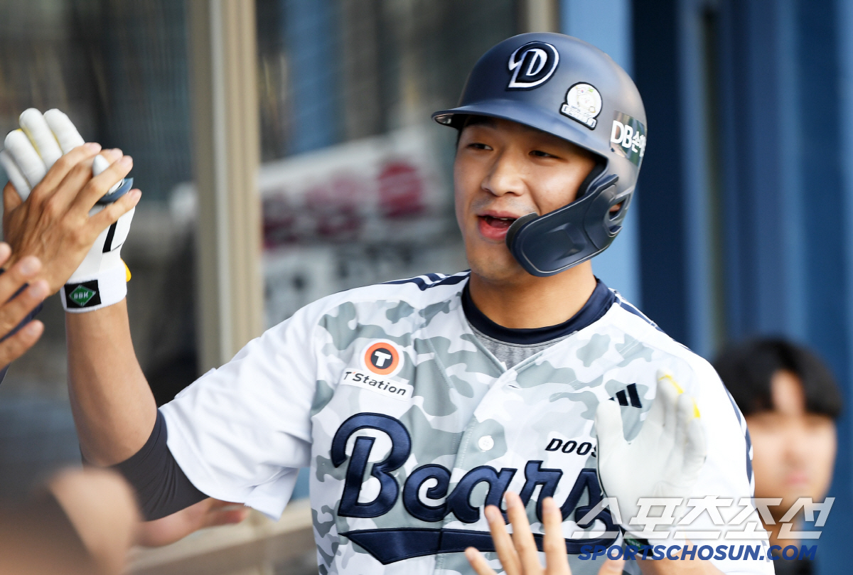 대한-동준 첫 홈런&양의지 역대 12호 기록 쏟아졌다…'조성환호' 두산,…