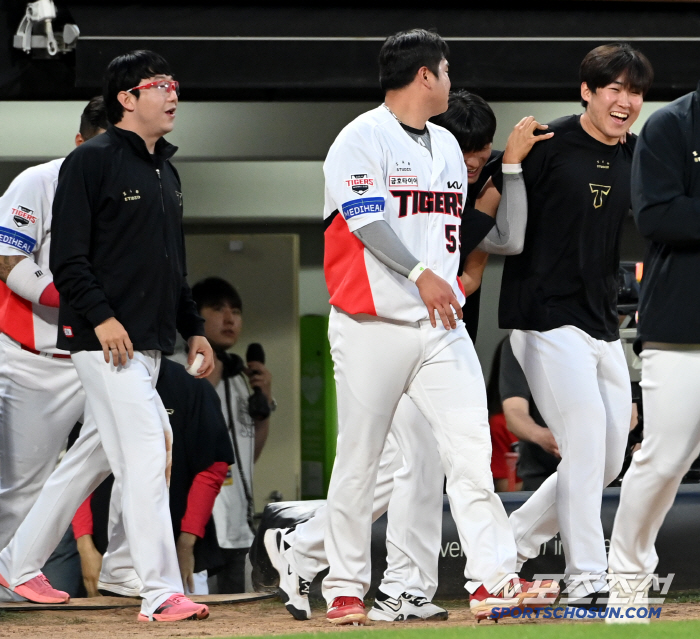 [포토] 윤영철, 351일만의 승리 축하!