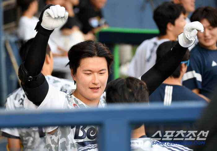 화수분 부활하자 '신구 조화' 완성됐다…첫 홈런, 첫 SV "축하한다"
