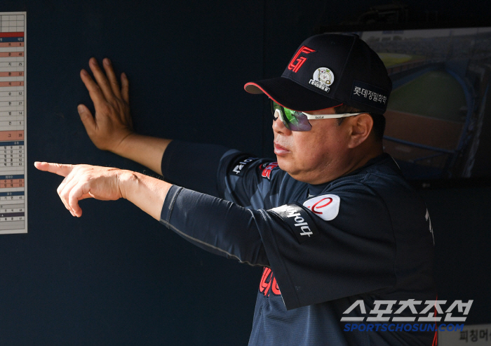 '포수 유강남 향해 불만 표출' 1회부터 박차고 일어난 김태형 감독...얼마나 답답했으면
