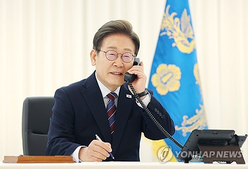 (서울=연합뉴스) 홍해인 기자 = 이재명 대통령이 6일 서울 한남동 관저에서 도널드 트럼프 미국 대통령과 전화 통화를 하기 위해 수화기를 들고 있다. 2025.6.6 hihong@yna.co.kr