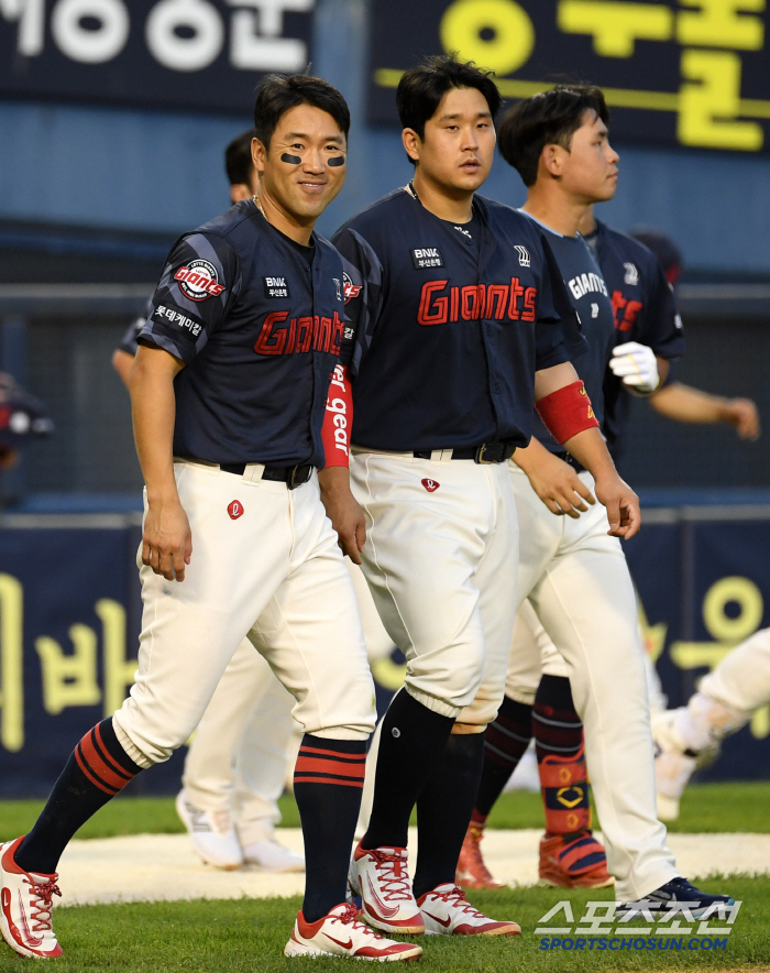 '또 필승조 호출' 5회 52구 호투 → 6회 와르르, 12경기째 무승 …