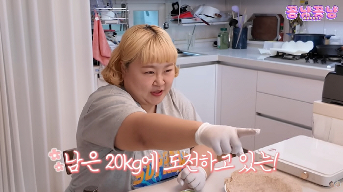'김민기♥' 홍윤화 맞아? 20kg 감량 후 반쪽된 얼굴..."성공 잇템…