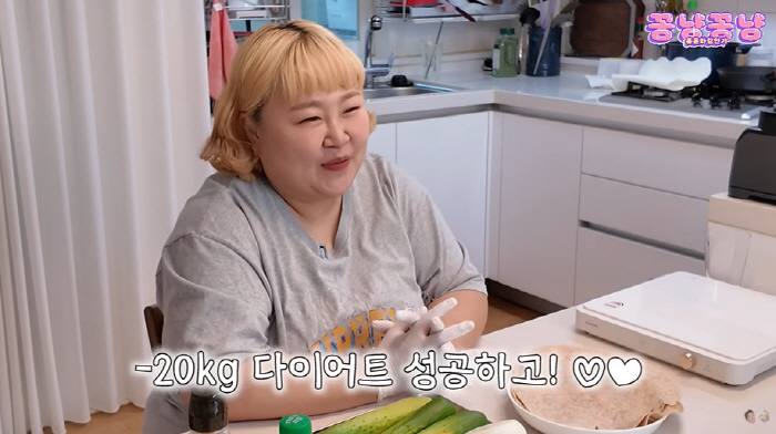 '김민기♥' 홍윤화 맞아? 20kg 감량 후 반쪽된 얼굴..."성공 잇템…