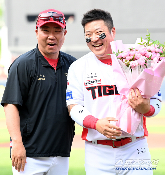 'KBO 역대 4번째' 최형우 400홈런 시상식 진행…5월 구단 MVP까지 겹경사