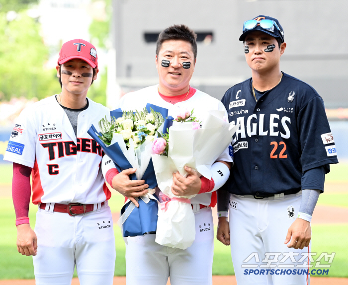 'KBO 역대 4번째' 최형우 400홈런 시상식 진행…5월 구단 MVP까…