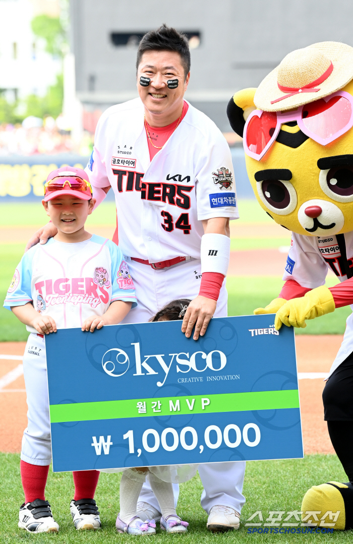 'KBO 역대 4번째' 최형우 400홈런 시상식 진행…5월 구단 MVP까…