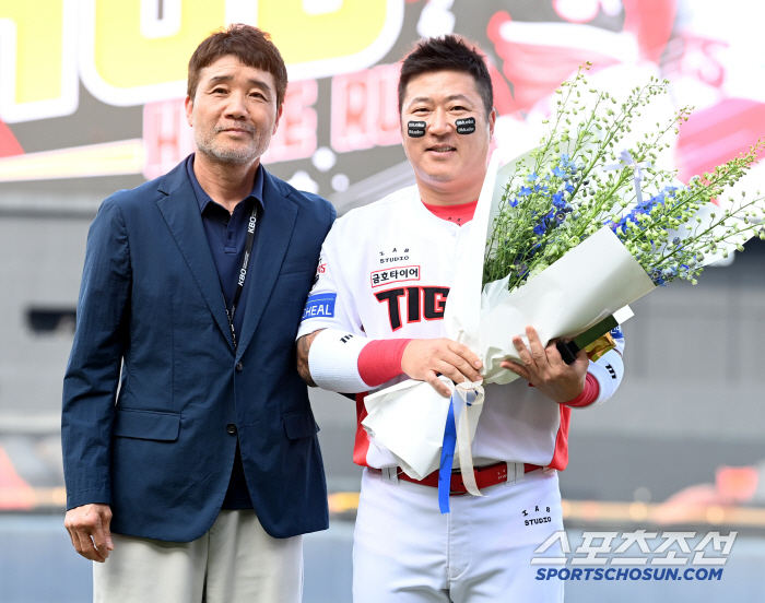 'KBO 역대 4번째' 최형우 400홈런 시상식 진행…5월 구단 MVP까…