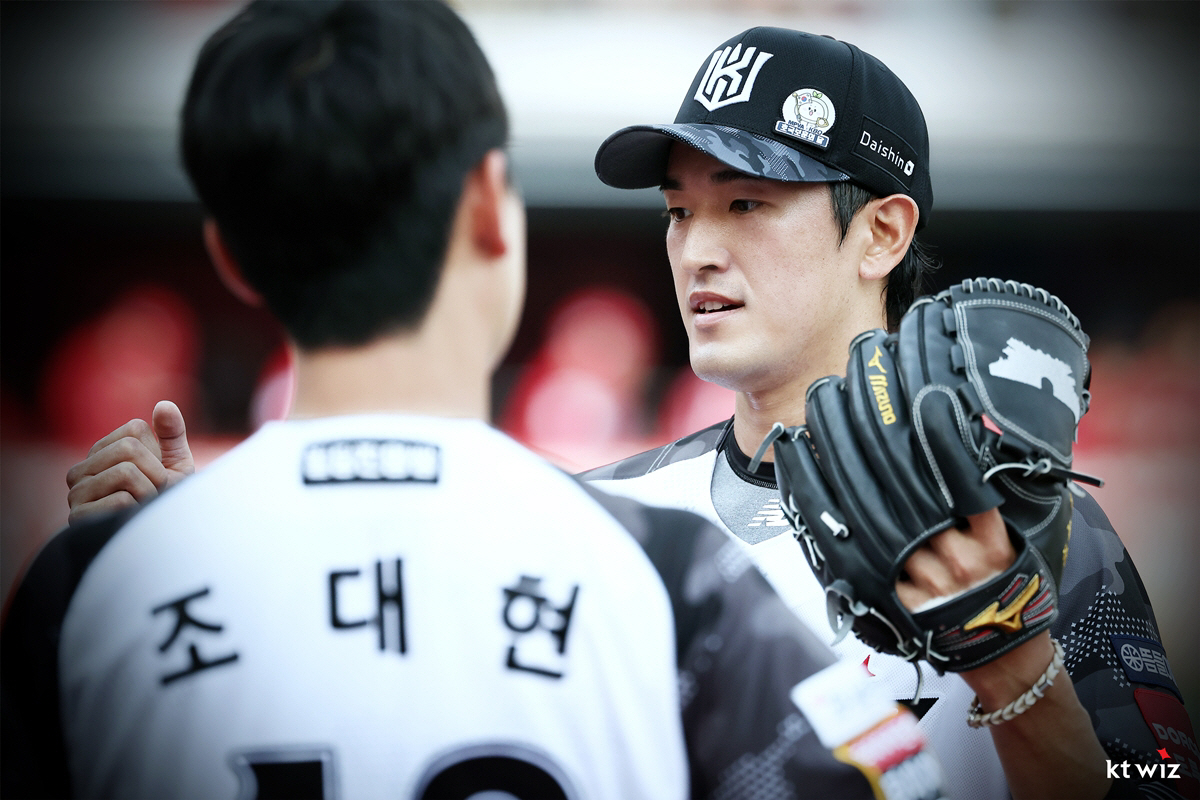 '트레이드 이적생 또 멀티히트+고영표 5승' KT, SSG 3연패 몰아넣…