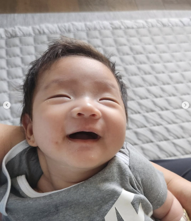 손담비, 독박육아에 울어도 딸은 너무 예뻐…벌써 폭 패인 '보조개 미소'