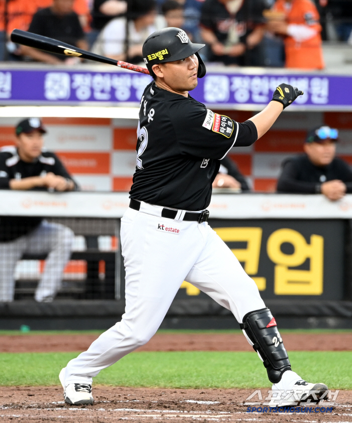 "지금 타임을 받아준다고?" 흥분한 투수 → 벤클 위기, 심리 싸움에서 …