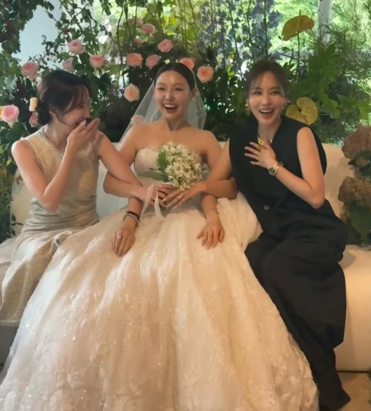 [SC이슈] "수지만 빠졌다"…미쓰에이 민 결혼식, 멤버 페이X지아 참석…