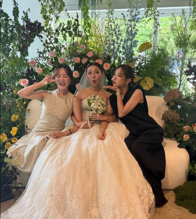 [SC이슈] "수지만 빠졌다"…미쓰에이 민 결혼식, 멤버 페이X지아 참석…
