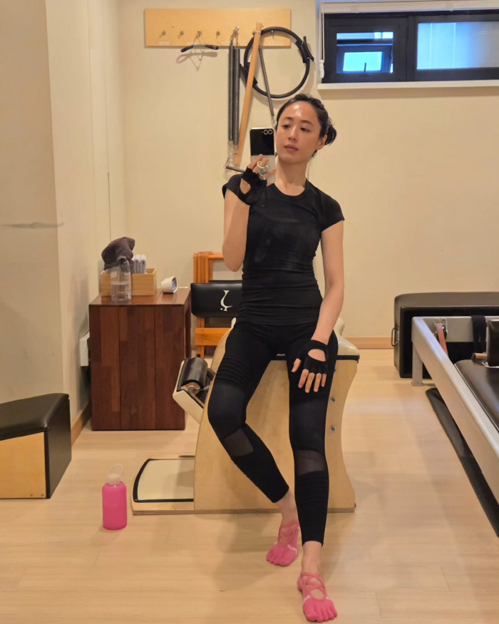 "42세에 이 몸매 가능?"…김민정, 굴곡 몸매 시선강탈→'핫템' 발가락…