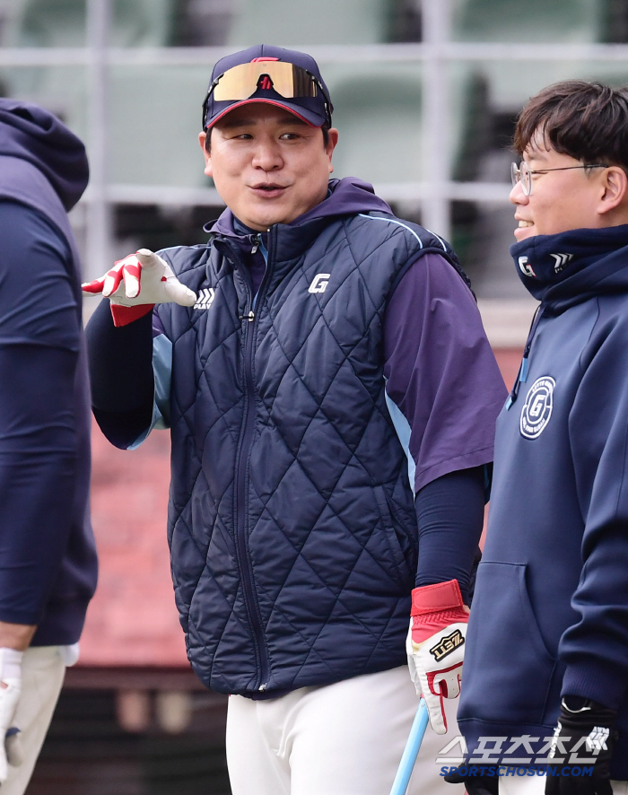 "볼배합이야 내가 사인주면 되지만…" FA 포수 유강남, 배터리코치와 동…