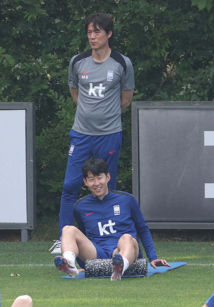 온갖 '외풍'에도 꿋꿋이 견딘 홍명보 감독, '세계 6번째' 11회 연속 월드컵 본선 결실…이제부터 진검승부, '16강 이상 목표' 북중미 체제 전환