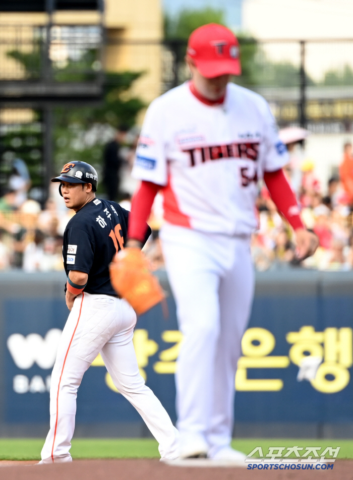 [포토] 하주석, 양현종 상대 첫타석부터 2루타